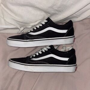Vans Women's Black and White Low-Top Sneakers
